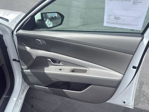 Used 2025 Hyundai Elantra Blue image 28