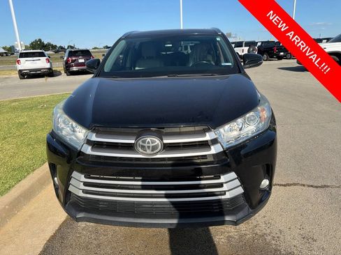 Used 2018 Toyota Highlander XLE AWD/4WD image 2