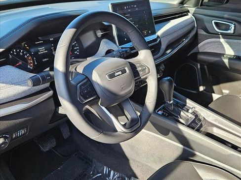 Used 2024 Jeep Compass Latitude AWD/4WD image 10