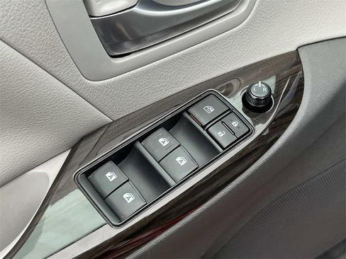 Used 2018 Toyota Sienna XLE image 14