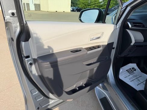 Used 2023 Toyota Sienna XLE w/ XLE Plus Package FWD image 9
