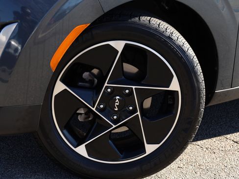 Used 2023 Kia Soul EX image 17