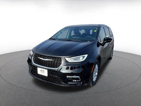 Used 2024 Chrysler Pacifica Touring-L image 7