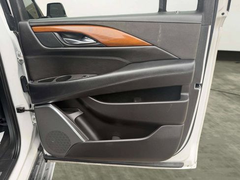 Used 2017 Cadillac Escalade ESV Luxury image 28