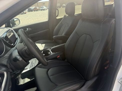New 2027 Chrysler Pacifica Select FWD image 21