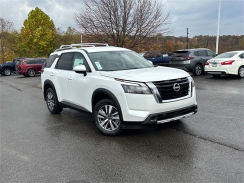 New 2025 Nissan Pathfinder SL image 2