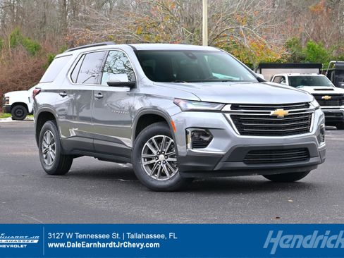 Used 2023 Chevrolet Traverse LT image 1
