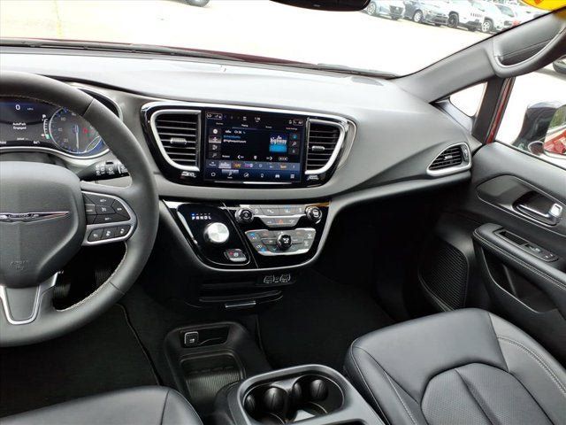 Used 2025 Chrysler Pacifica Select FWD image 14