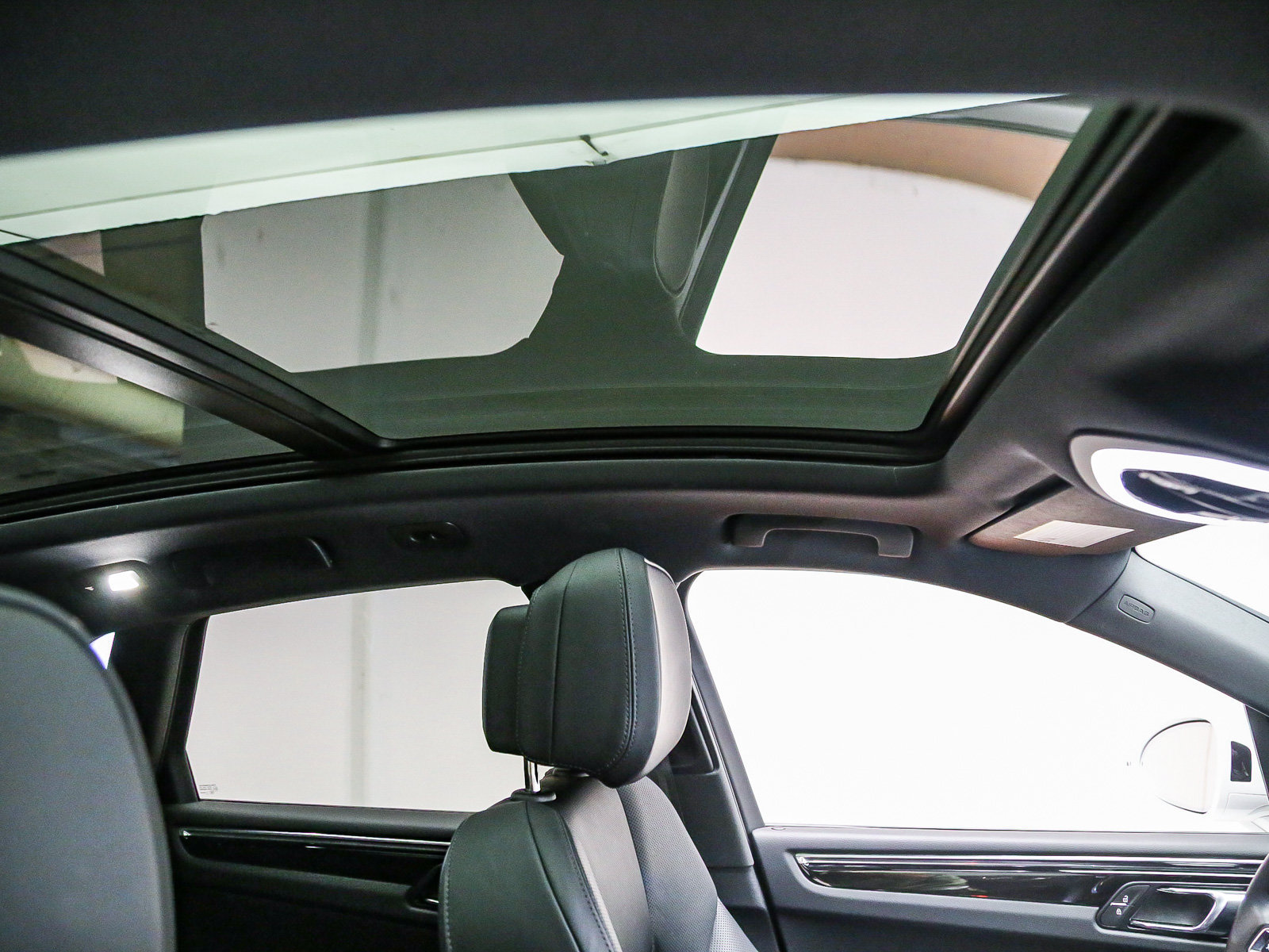 Certified 2026 Porsche Macan AWD/4WD image 21
