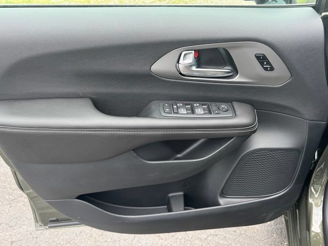 New 2027 Chrysler Pacifica Select AWD/4WD image 22