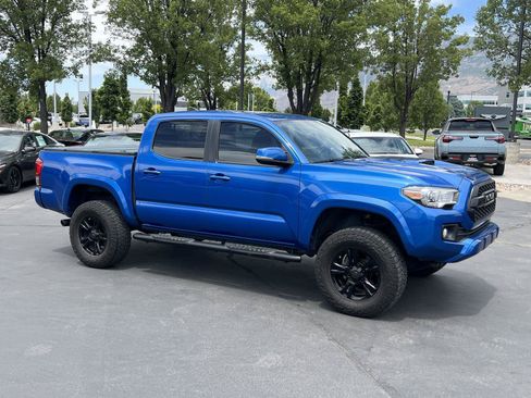 Used 2017 Toyota Tacoma TRD Sport AWD/4WD image 5