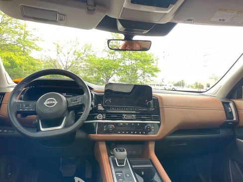 Used 2024 Nissan Pathfinder Platinum AWD/4WD image 13