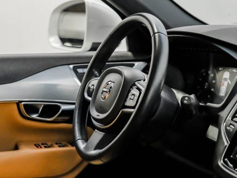 Used 2017 Volvo XC90 T6 Momentum w/ Vision Package image 8