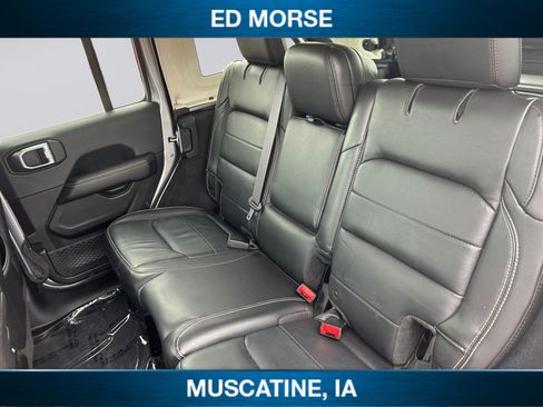 Used 2018 Jeep Wrangler Unlimited Sahara AWD/4WD image 13