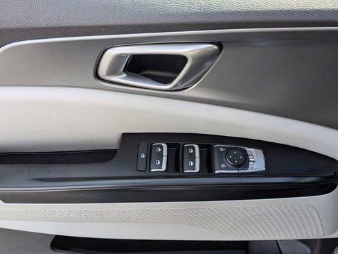 Used 2023 Kia Carnival LX image 20