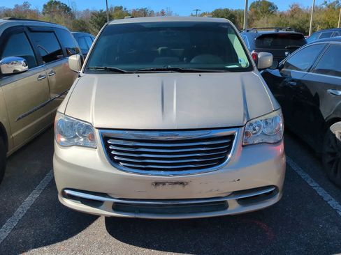 Used 2016 Chrysler Town & Country Touring image 6