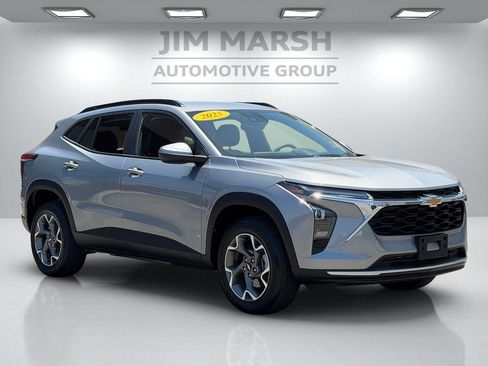 Used 2025 Chevrolet Trax LT FWD image 8