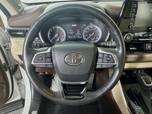 Certified 2022 Toyota Highlander Limited image 13