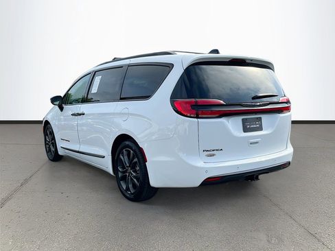 Certified 2024 Chrysler Pacifica Touring-L w/ Road Tripper Package image 5