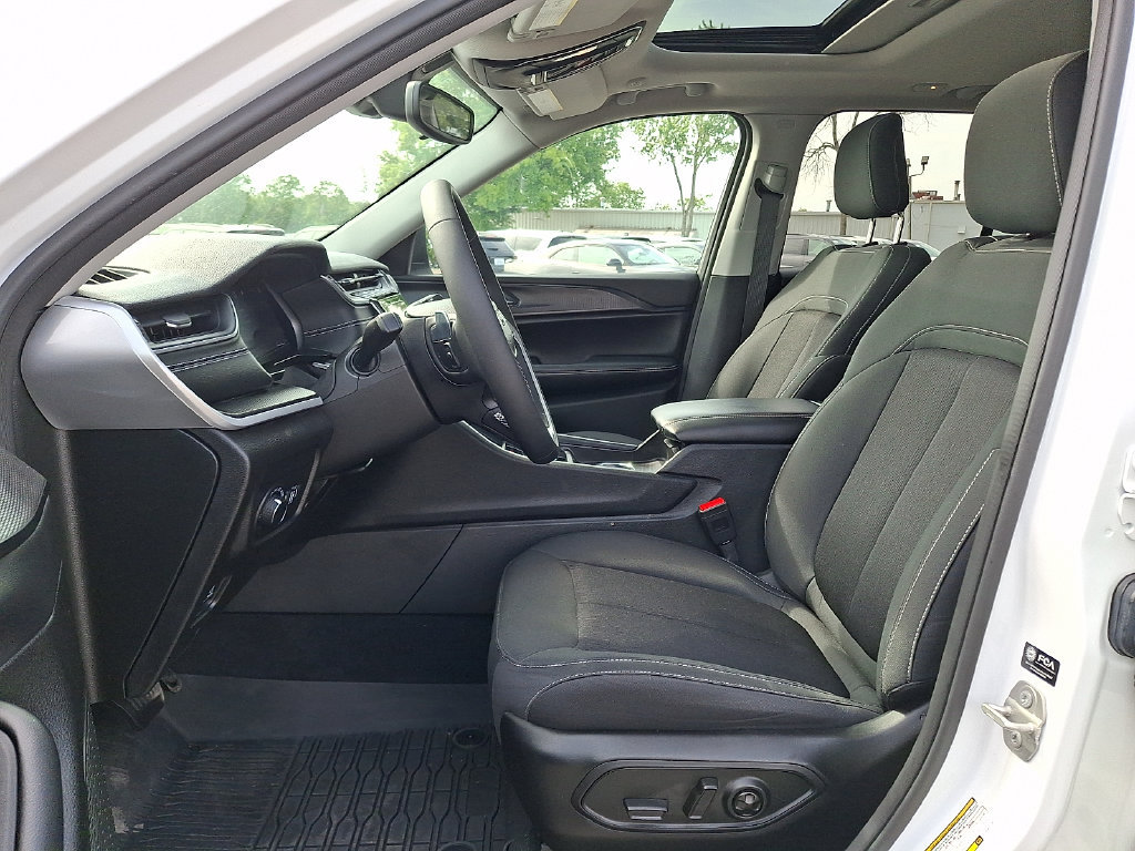 Used 2023 Jeep Grand Cherokee Laredo X AWD/4WD image 15