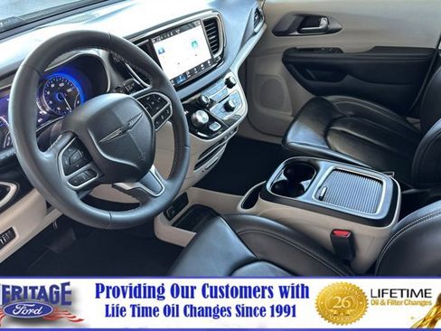 Used 2023 Chrysler Pacifica Touring-L image 10