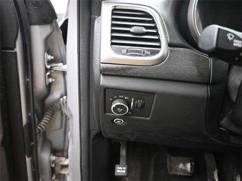 Used 2018 Jeep Grand Cherokee Laredo image 33