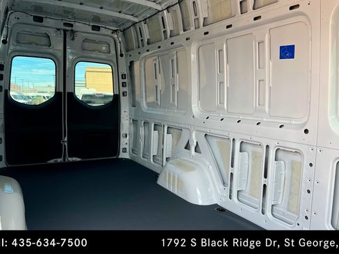 Used 2025 Mercedes-Benz Sprinter 2500 image 19