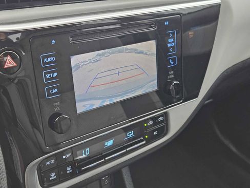 Used 2018 Toyota Corolla LE image 18