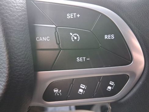 Used 2024 Chrysler Pacifica Touring-L image 24