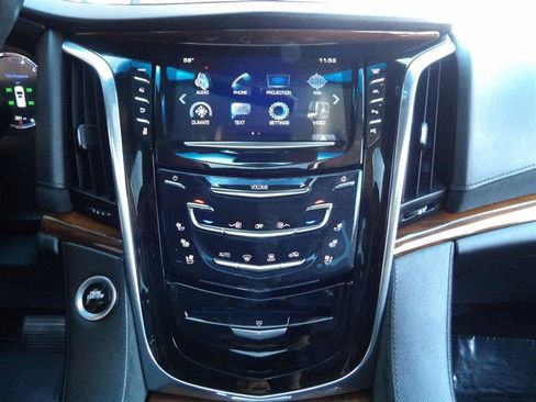 Used 2017 Cadillac Escalade ESV Luxury image 22