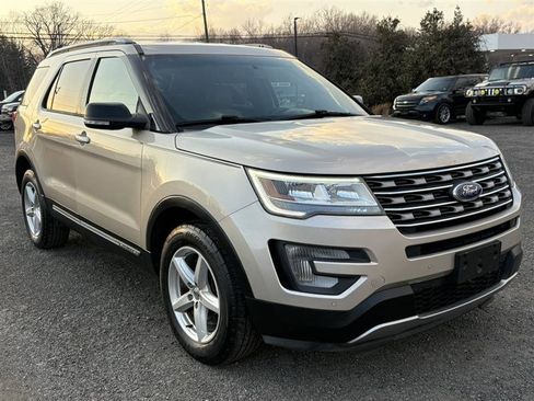 Used 2017 Ford Explorer XLT w/ Equipment Group 202A image 6