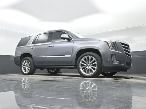 Used 2019 Cadillac Escalade Premium Luxury RWD image 32