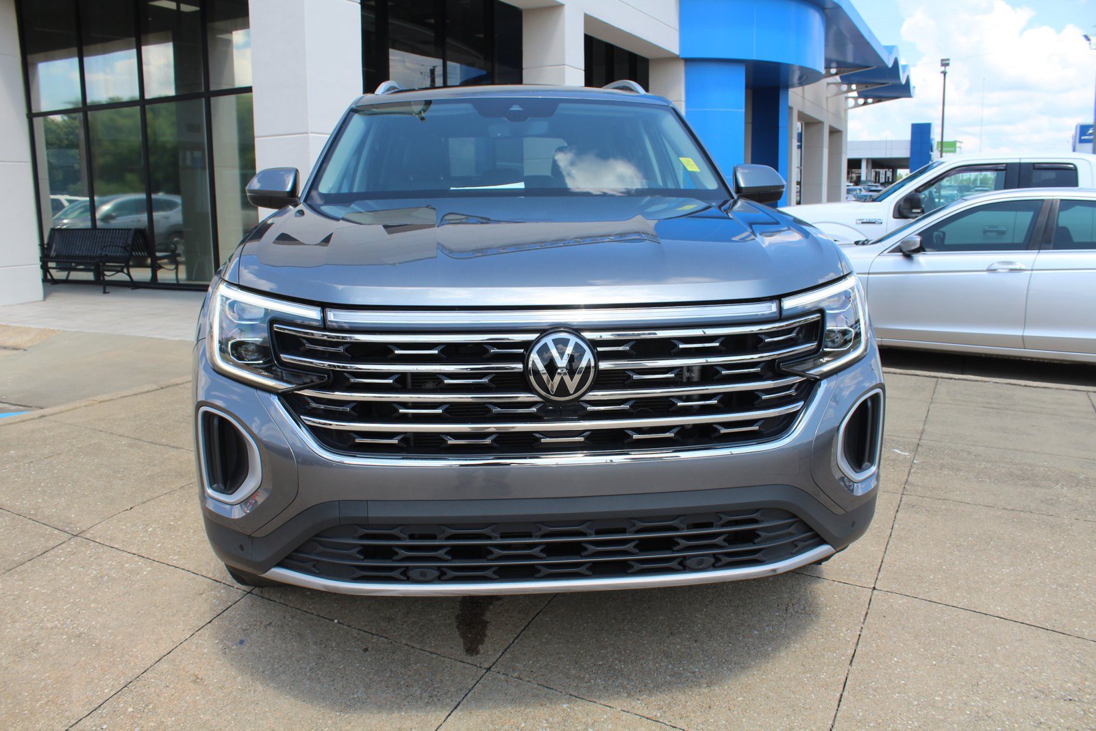 Used 2024 Volkswagen Atlas SEL AWD/4WD image 2
