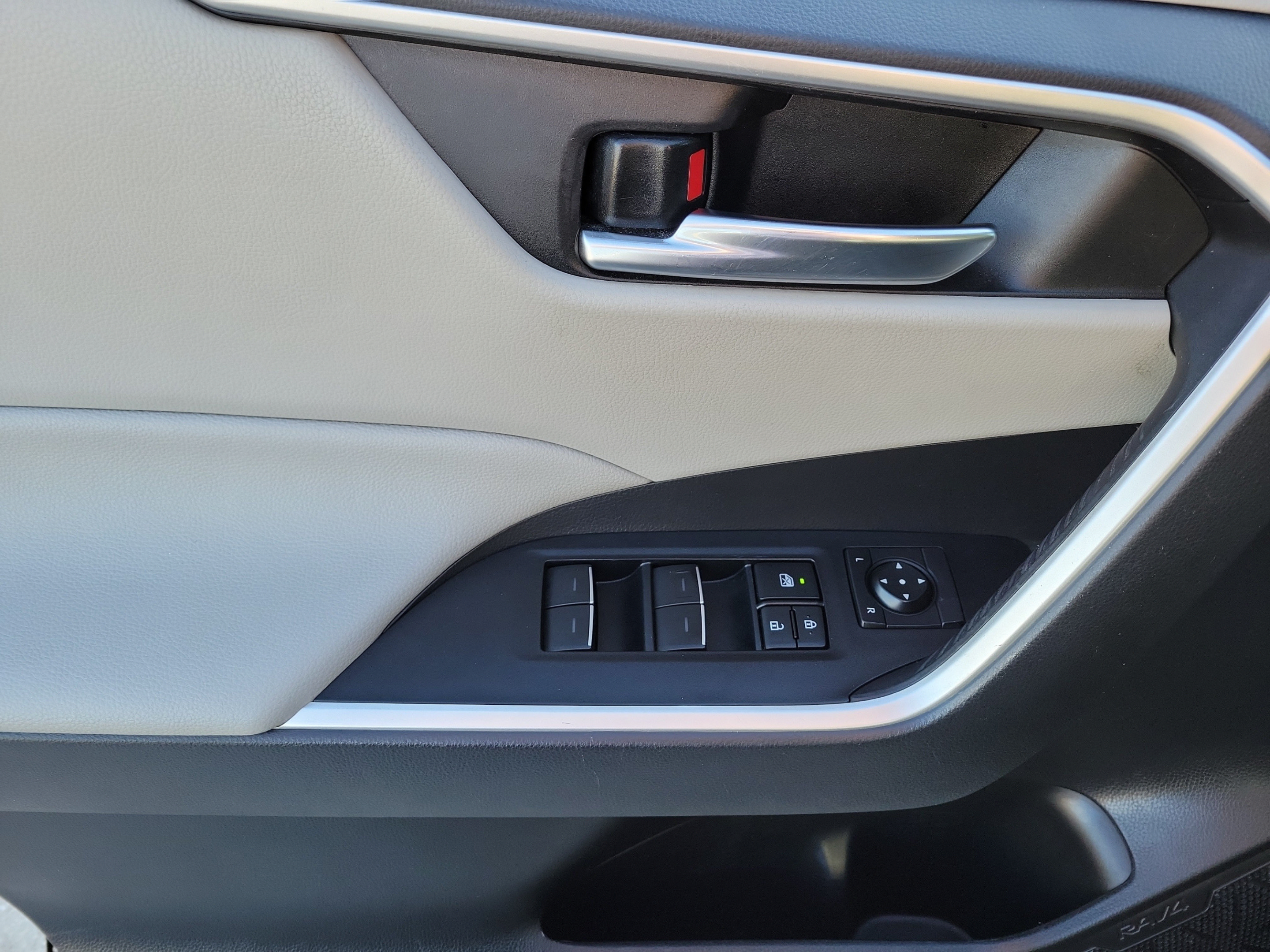 Used 2022 Toyota RAV4 XLE w/ Convenience Package FWD image 13