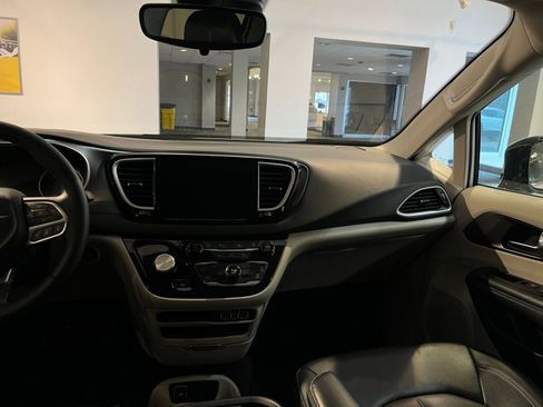 Used 2024 Chrysler Pacifica Touring-L image 35