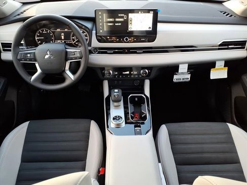 New 2025 Mitsubishi Outlander SE image 11