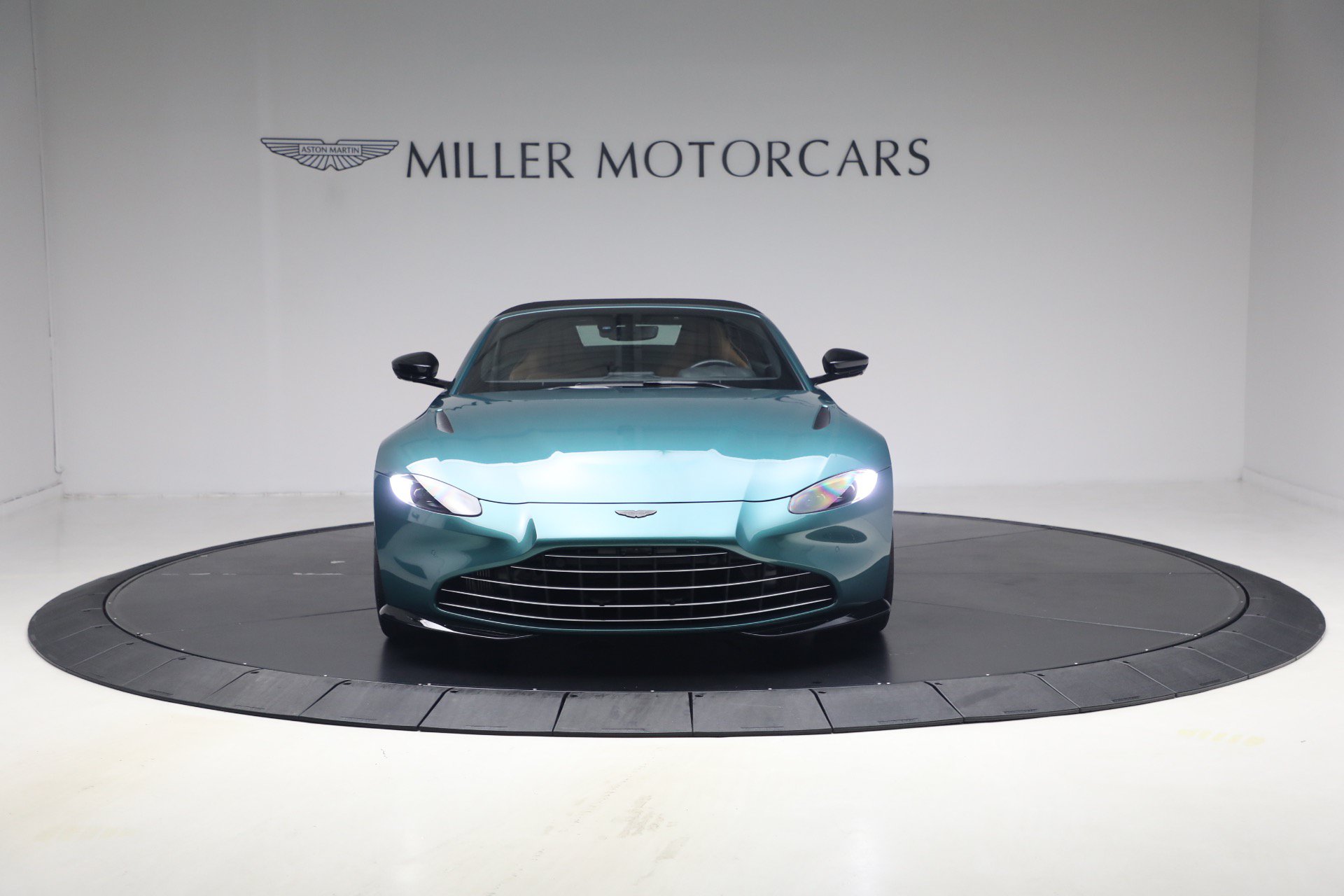 Used 2023 Aston Martin V8 Vantage Roadster RWD image 14