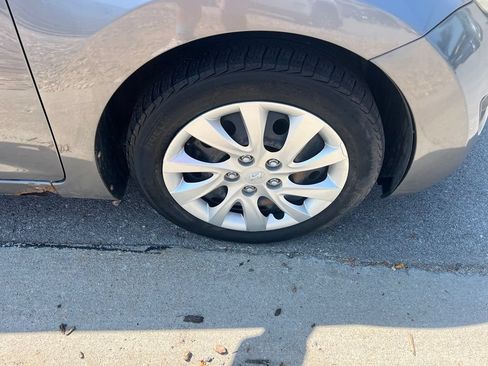 Used 2012 Hyundai Elantra GLS FWD image 11