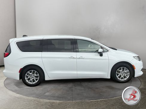 Used 2022 Chrysler Voyager LX FWD image 8