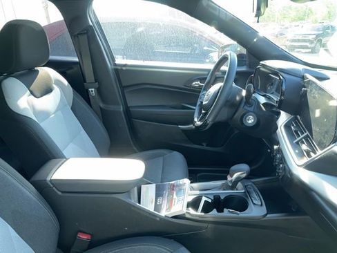Used 2024 Chevrolet Trax RS FWD image 6