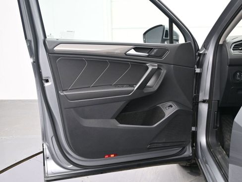 Used 2024 Volkswagen Tiguan SE image 13