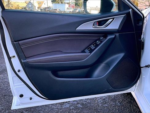 Used 2018 MAZDA MAZDA3 Touring image 23