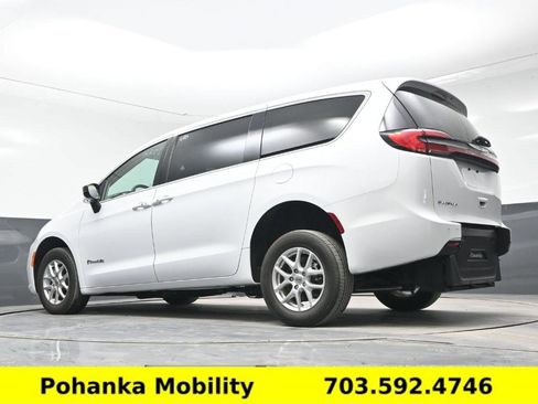 Used 2024 Chrysler Pacifica Touring-L image 15