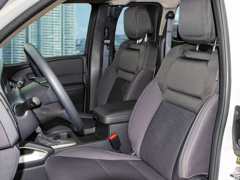 Used 2024 Nissan Frontier SV image 15