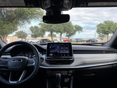 Used 2025 Jeep Compass Limited image 33