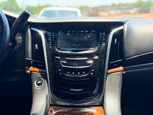 Used 2017 Cadillac Escalade ESV Luxury AWD/4WD image 13