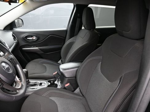 Used 2019 Jeep Cherokee Latitude w/ Popular Appearance Group FWD image 10