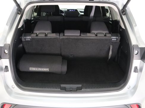 Used 2025 Toyota Highlander LE FWD image 33