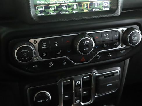 Used 2022 Jeep Wrangler Unlimited Sahara AWD/4WD image 15