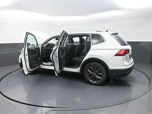 Used 2022 Volkswagen Tiguan SE w/ Panoramic Sunroof Package FWD image 43